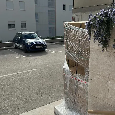 Znjan Beachfront Luxury Beautiful New With Garden Jacuzzi And Sauna شقة *