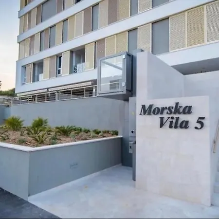 Znjan Beachfront Luxury Beautiful New With Garden Jacuzzi And Sauna شقة سبليت