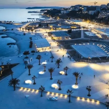 Znjan Beachfront Luxury Beautiful New With Garden Jacuzzi And Sauna * سبليت