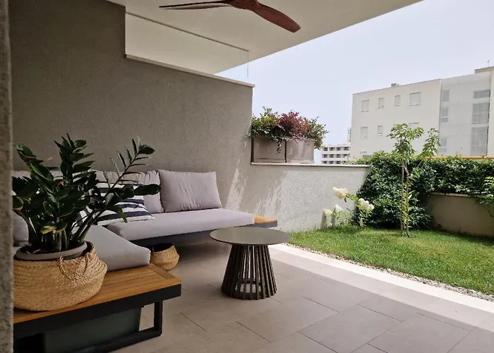 شقة Znjan Beachfront Luxury Beautiful New With Garden Jacuzzi And Sauna *