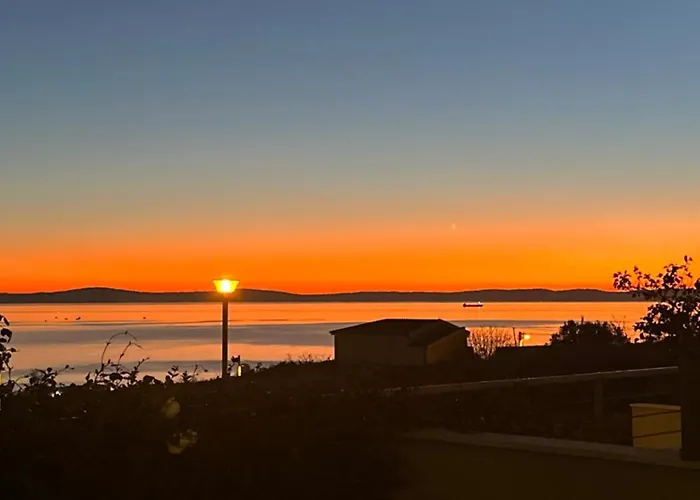 Znjan Beachfront Luxury Beautiful New With Garden Jacuzzi And Sauna سبليت