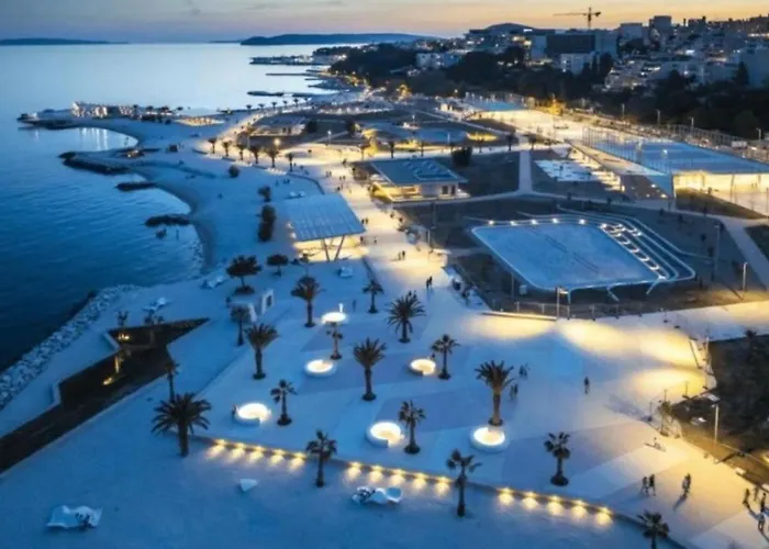 Znjan Beachfront Luxury Beautiful New With Garden Jacuzzi And Sauna * سبليت